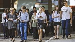 Vor să înveţe în ţara vecină! Zeci de absolvenţi au mers la Târgul Universităţilor din România 