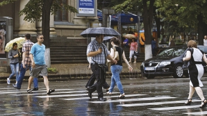 Nu uitaţi umbrelele! Ne aşteaptă ploi de scurtă durată, însoțite de descărcări electrice