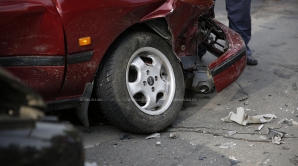 A ajuns cu portbagajul deteriorat și cătușe la mâini. Manevra făcută de un șofer grăbit (VIDEO)