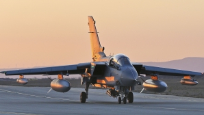 La un pas de TRAGEDIE! Două rachete au căzut dintr-un avion de luptă în timpul aterizării