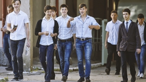 BAC 2015: Absolvenţii liceelor susţin testarea la limba română în cadrul sesiunii suplimentare