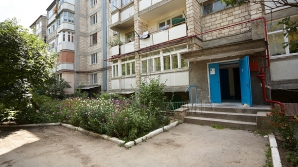 PRIZONIERI în propria casă! Ce se întâmplă de zece ani într-un bloc din sectorul Botanica (VIDEO)