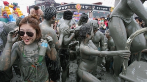 Scapă mai ușor de stres! Festivalul noroiului din Coreea de Sud atrage tot mai mulți vizitatori