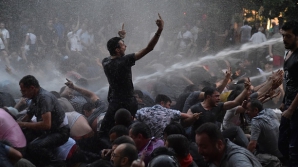 Poliţia a alungat protestatarii din centrul Erevanului. S-au înregistrat ciocniri