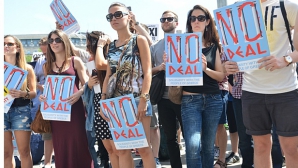 Atmosferă pesimistă în Grecia. Doar moldovenii sunt bucuroşi că şi-au plătit datoriile (VIDEO)