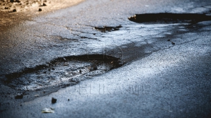 CHIŞINĂU: Modalitatea incredibilă prin care a fost semnalizată o groapă apărută pe stradă