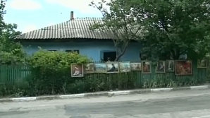 "Picasso din Corneşti". Povestea unui pictor moldovean care îşi expune operele pe gardul casei sale (VIDEO)