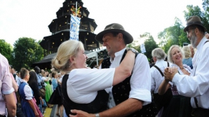 Ritmuri de polka şi vals au răsunat în Munchen. Sute de nemţi s-au adunat să respecte o tradiţie