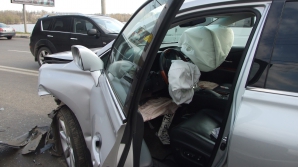 SCENĂ ŞOCANTĂ! Doi pietoni sunt SPULBERAŢI pe trotuar de o maşină de teren (VIDEO 18+)