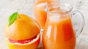 Descoperire recentă! Ce BENEFICII are un pahar de suc de grepfrut băut zilnic
