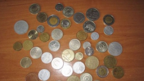 O colecţie impresionantă de monede şi timbre poştale vechi, FURATĂ la Vulcăneşti