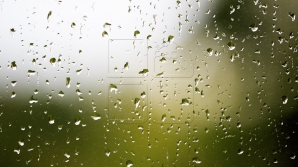 Temperaturile scad BRUSC şi SIMŢITOR în Moldova. După caniculă vine grindina