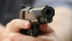 FOCURI DE ARMĂ la un punct de trecere din estul Ucrainei. Atacul s-a produs sub privirile localnicilor