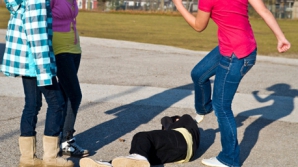 BĂTAIE ÎNGROZITOARE între două colege de clasă. Victima, muşcată şi lovită cu picioarele (VIDEO)