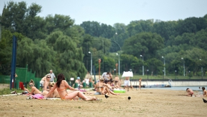 Metode de luptă cu arşiţa. Ce fac oamenii şi ce recomandă medicii