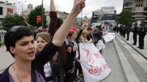 Proteste violente la Sarajevo. Sute de manifestanţi s-au luat la bătaie cu forţele de ordine 