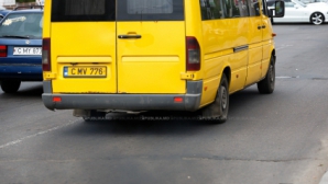 Microbuz reţinut pe traseul Anenii Noi - Chişinău. Şoferul riscă o amendă de mii de lei (FOTO)