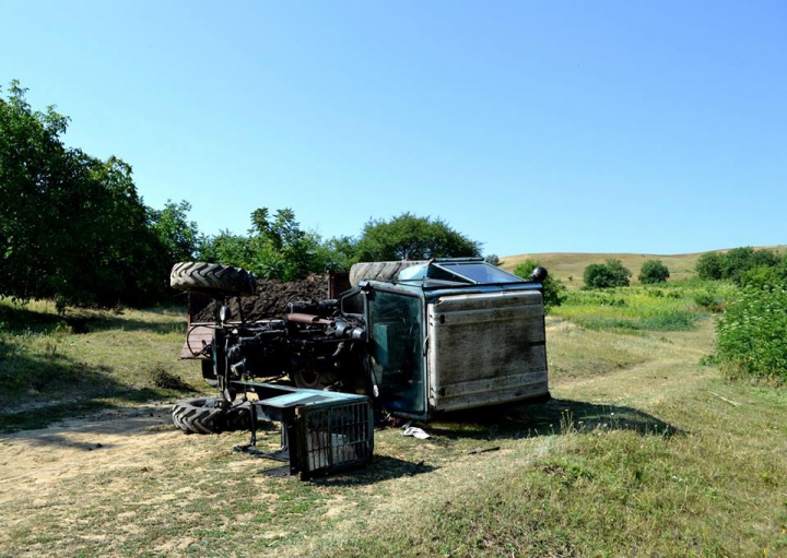 STRIVIT de fiare. Şoferul unui tractor a murit după ce vehiculul s-a răsturnat peste el (FOTO)