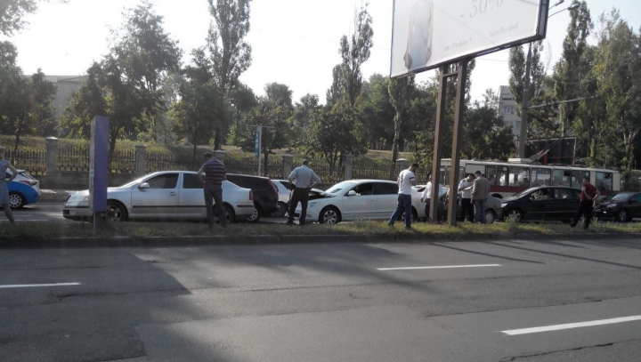 HAOS pe viaduct! ȘASE șoferi ghinioniști s-au trezit prinși într-un ACCIDENT ÎN LANȚ (FOTO)