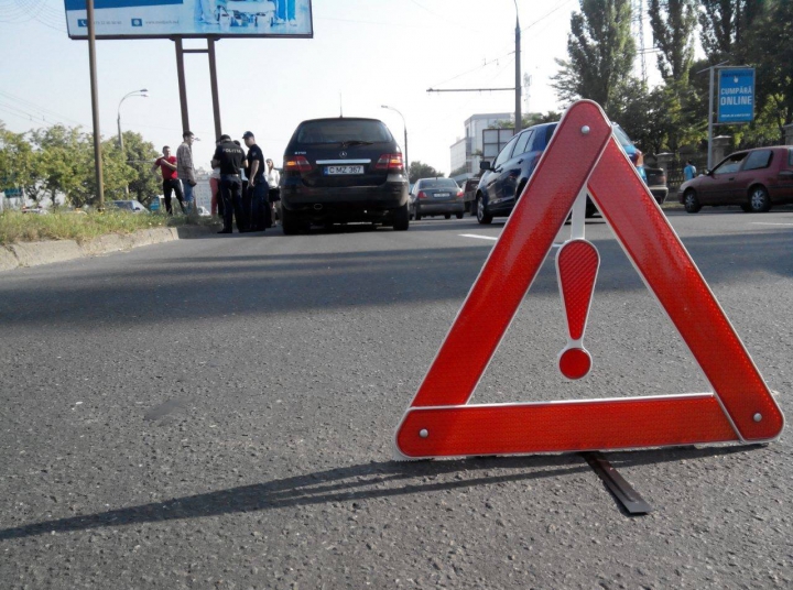 HAOS pe viaduct! ȘASE șoferi ghinioniști s-au trezit prinși într-un ACCIDENT ÎN LANȚ (FOTO)