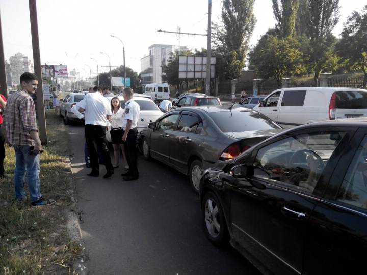 HAOS pe viaduct! ȘASE șoferi ghinioniști s-au trezit prinși într-un ACCIDENT ÎN LANȚ (FOTO)