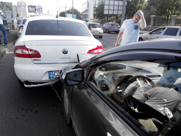 HAOS pe viaduct! ȘASE șoferi ghinioniști s-au trezit prinși într-un ACCIDENT ÎN LANȚ (FOTO)