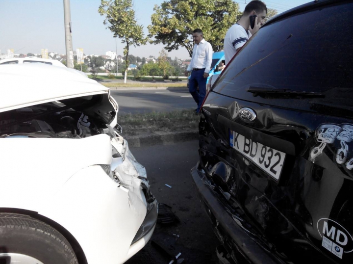 HAOS pe viaduct! ȘASE șoferi ghinioniști s-au trezit prinși într-un ACCIDENT ÎN LANȚ (FOTO)