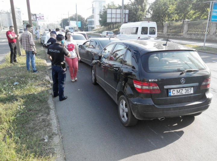 HAOS pe viaduct! ȘASE șoferi ghinioniști s-au trezit prinși într-un ACCIDENT ÎN LANȚ (FOTO)