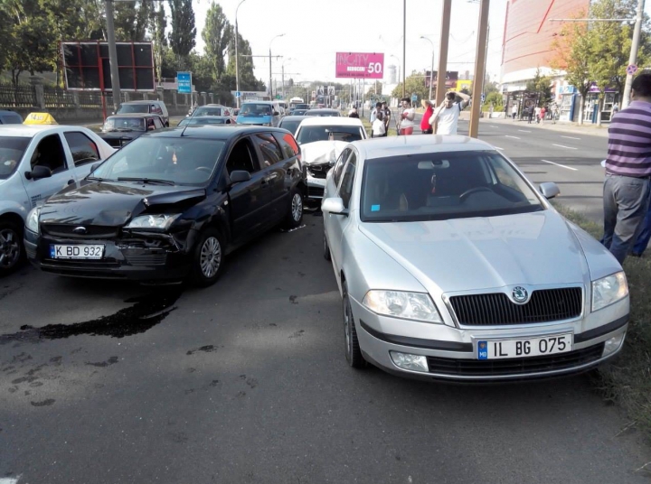 HAOS pe viaduct! ȘASE șoferi ghinioniști s-au trezit prinși într-un ACCIDENT ÎN LANȚ (FOTO)