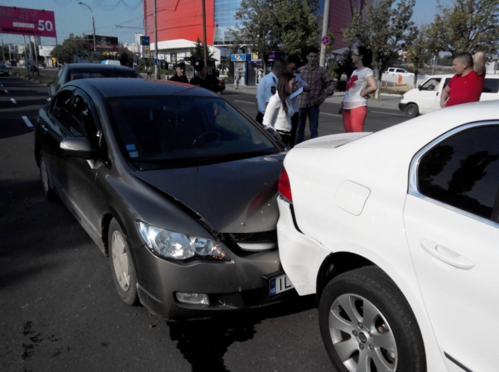 HAOS pe viaduct! ȘASE șoferi ghinioniști s-au trezit prinși într-un ACCIDENT ÎN LANȚ (FOTO)