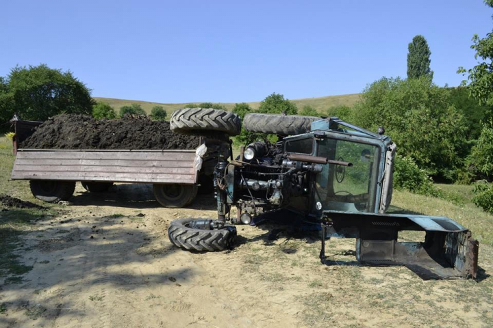 STRIVIT de fiare. Şoferul unui tractor a murit după ce vehiculul s-a răsturnat peste el (FOTO)