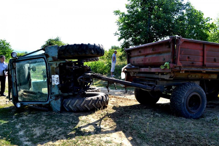 STRIVIT de fiare. Şoferul unui tractor a murit după ce vehiculul s-a răsturnat peste el (FOTO)