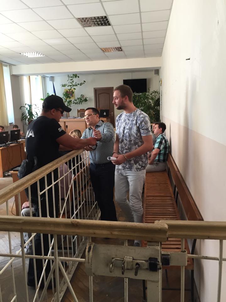 Nepotul lui Vlad Filat, ÎNCĂTUŞAT în sala de judecată (FOTO)