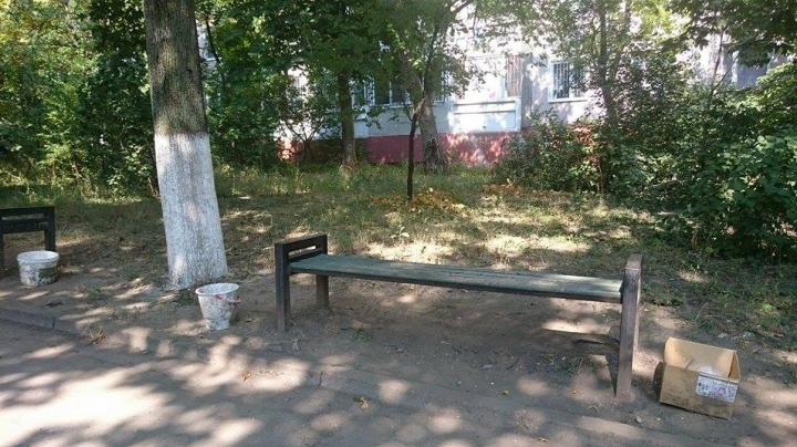 Coșuri de gunoi "de ultimă generație"! Imagini surprinse pe un bulevard din Capitală (FOTO)