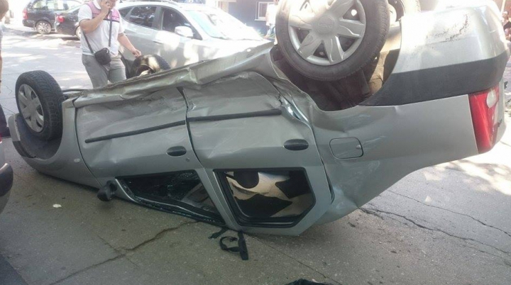 ACCIDENT TERIBIL în Chişinău! Un automobil s-a răsturnat în mijlocul străzii (FOTO)