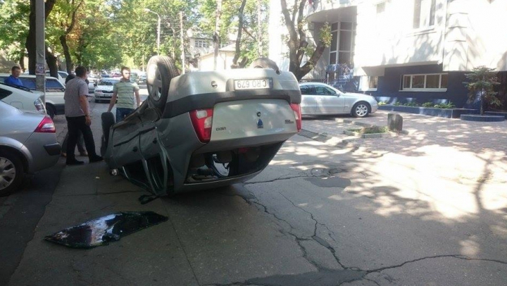 ACCIDENT TERIBIL în Chişinău! Un automobil s-a răsturnat în mijlocul străzii (FOTO)