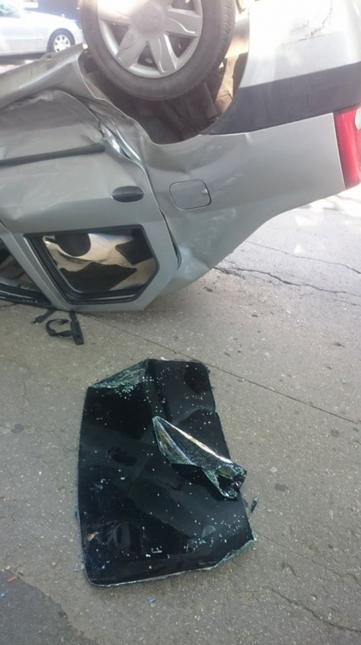 ACCIDENT TERIBIL în Chişinău! Un automobil s-a răsturnat în mijlocul străzii (FOTO)