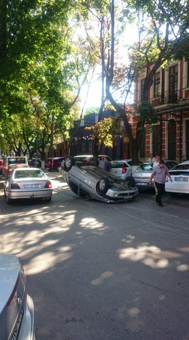 ACCIDENT TERIBIL în Chişinău! Un automobil s-a răsturnat în mijlocul străzii (FOTO)