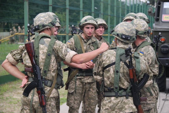 Arme, explozii, blindate şi aviaţie. Militari din Moldova, la exerciţii multinaţionale în Ucraina (FOTO)