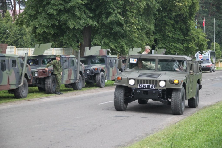 Arme, explozii, blindate şi aviaţie. Militari din Moldova, la exerciţii multinaţionale în Ucraina (FOTO)