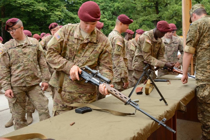 Arme, explozii, blindate şi aviaţie. Militari din Moldova, la exerciţii multinaţionale în Ucraina (FOTO)