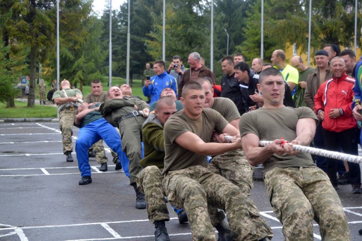 Arme, explozii, blindate şi aviaţie. Militari din Moldova, la exerciţii multinaţionale în Ucraina (FOTO)