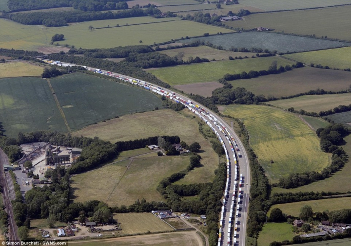 Ambuteiaj RECORD în Marea Britanie: Blocaj imens pe 40 de kilometri de autostradă (FOTO)