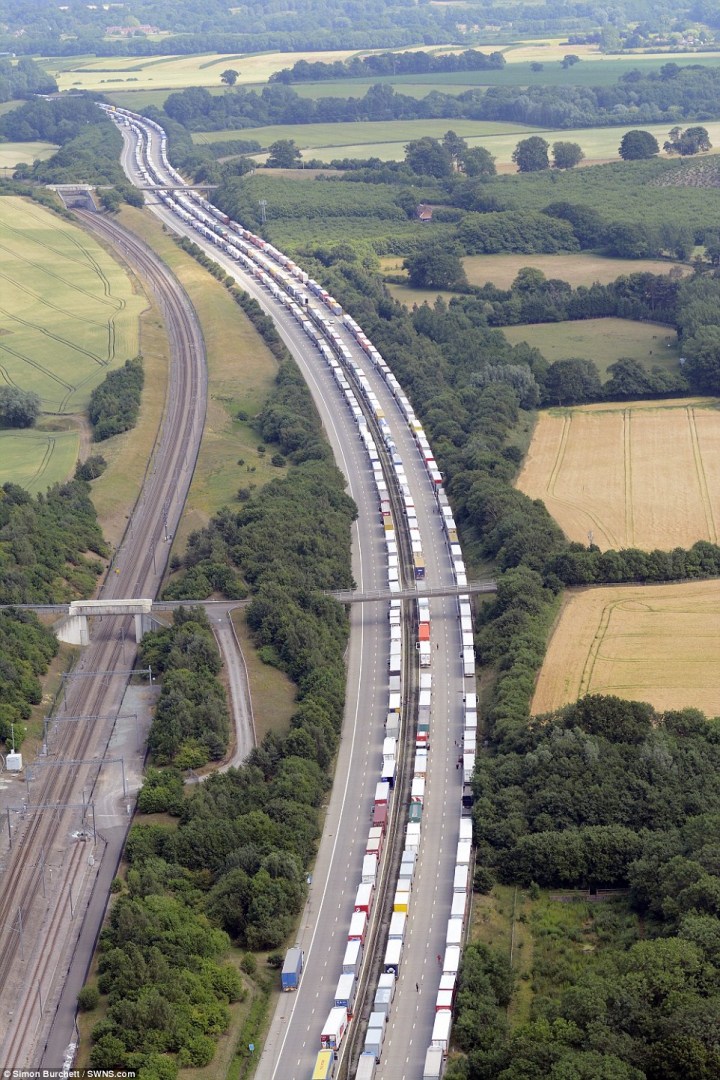 Ambuteiaj RECORD în Marea Britanie: Blocaj imens pe 40 de kilometri de autostradă (FOTO)