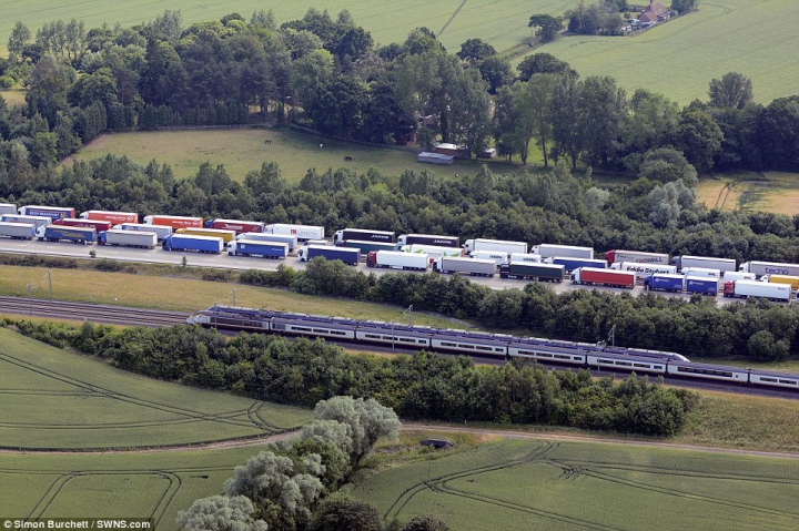 Ambuteiaj RECORD în Marea Britanie: Blocaj imens pe 40 de kilometri de autostradă (FOTO)