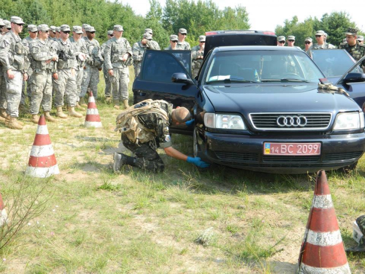 Arme, explozii, blindate şi aviaţie. Militari din Moldova, la exerciţii multinaţionale în Ucraina (FOTO)