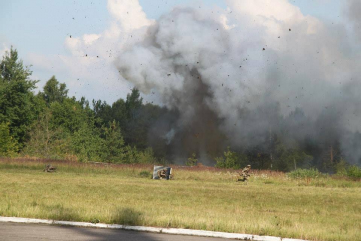 Arme, explozii, blindate şi aviaţie. Militari din Moldova, la exerciţii multinaţionale în Ucraina (FOTO)