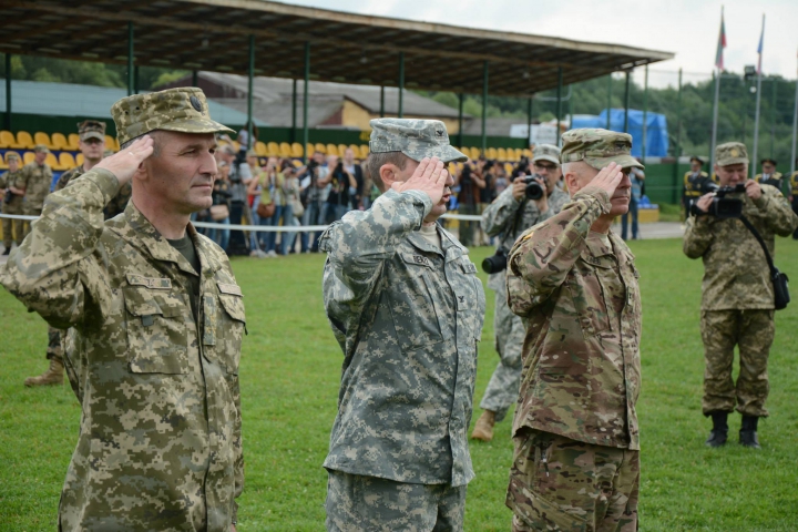 Arme, explozii, blindate şi aviaţie. Militari din Moldova, la exerciţii multinaţionale în Ucraina (FOTO)