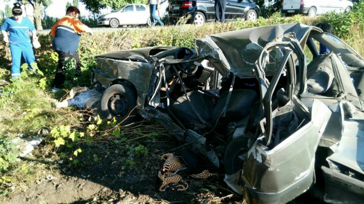 ACCIDENT GRAV la Drochia: Un şofer a murit pe loc, iar două femei au fost rănite (IMAGINI GROAZNICE)