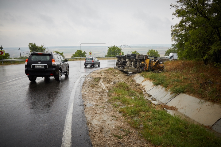 MONSTRUL care a ajuns în șanț: O autobetonieră s-a RĂSTURNAT într-o curbă periculoasă (FOTO/VIDEO)